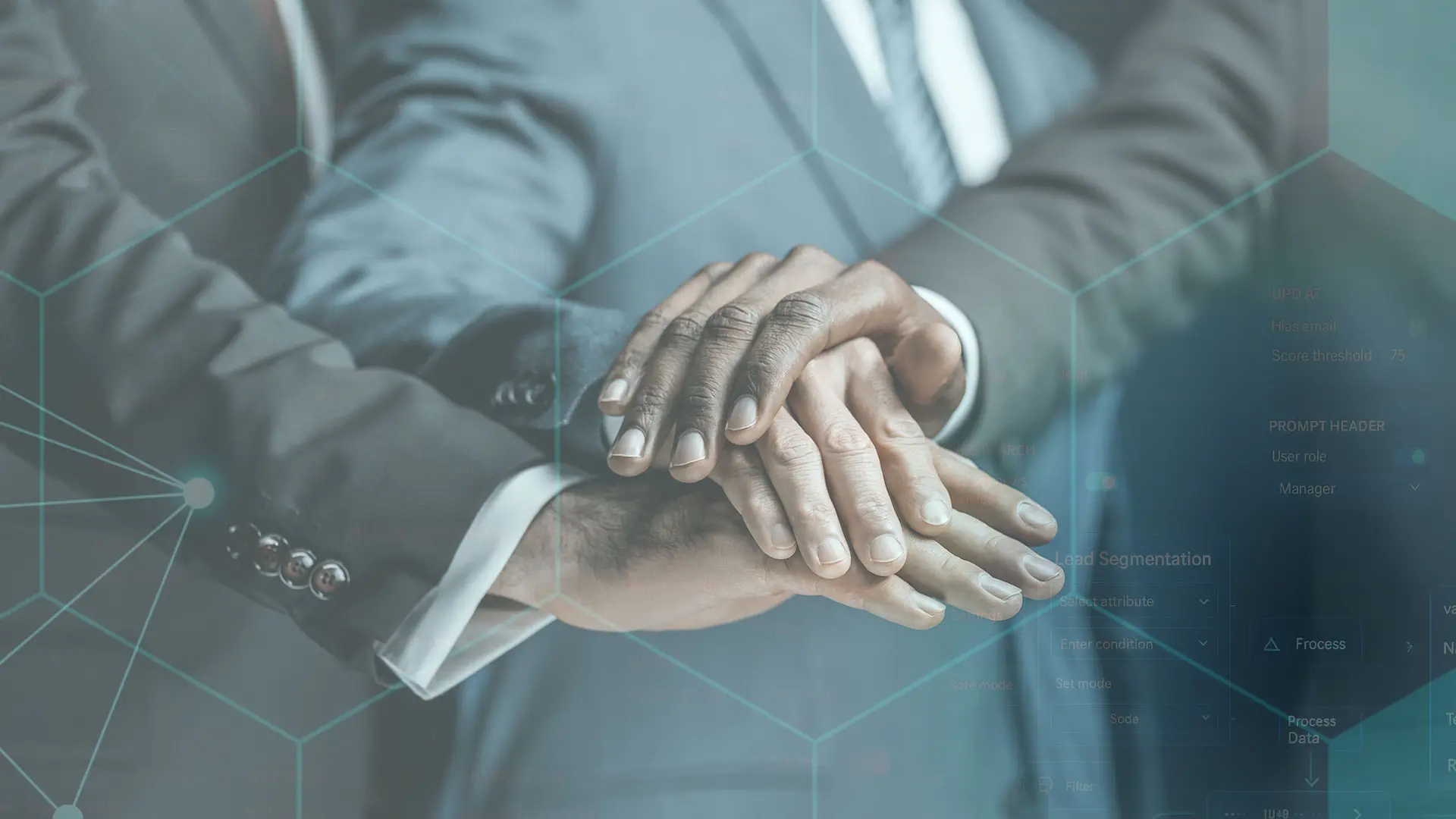 mani di un team di persone in grado di orchestrarsi e configurarsi
