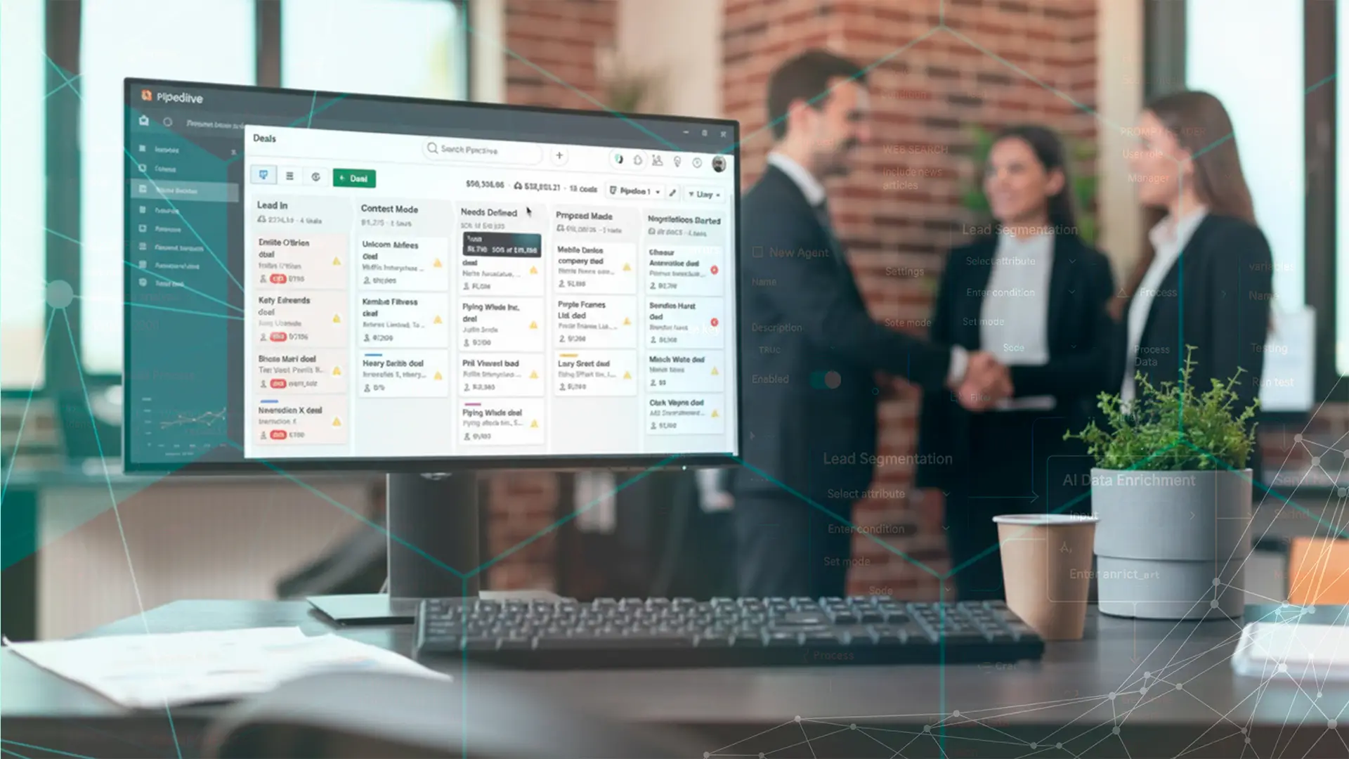 lo schermo del pc in primo piano mostra una schermata del CRM Pipedrive. Sullo sfondo clienti soddisfatti si congratulano con il rappresentante aziendale