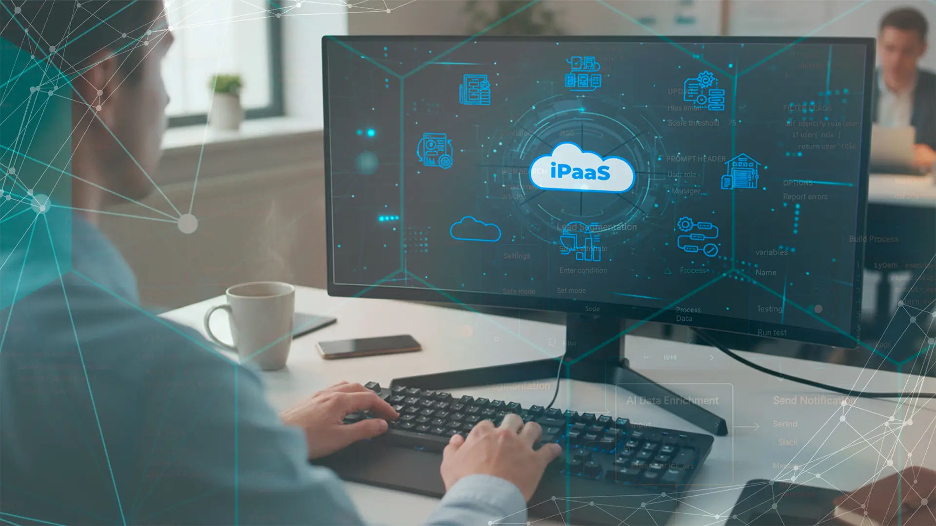 dipendente in ufficio di fronte al pc mentre utilizza unapiattaforma cloud ipass